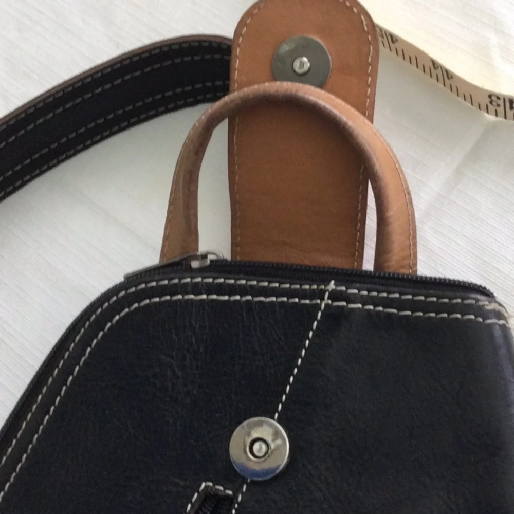 Woman’s Bag Style by Vera Pelle Shoulder Strap zips to convert to a Backpack.